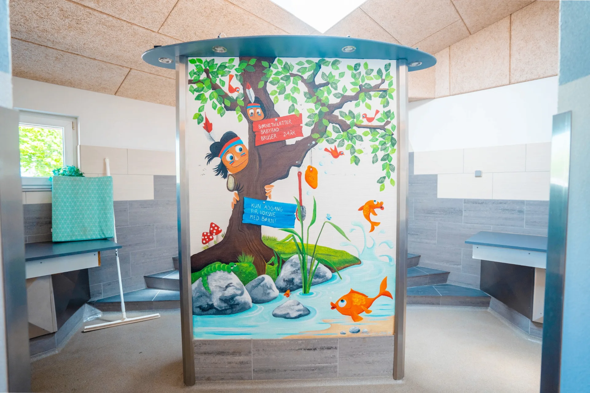 Children's bathroom with colourful paintwork and a baby bath
