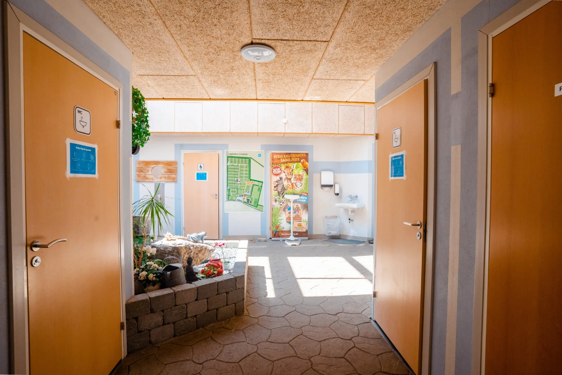 Entrance area in the service building with toilets and information