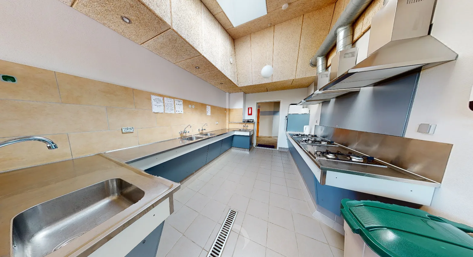 Shared kitchen with a washing-up area and hotplates