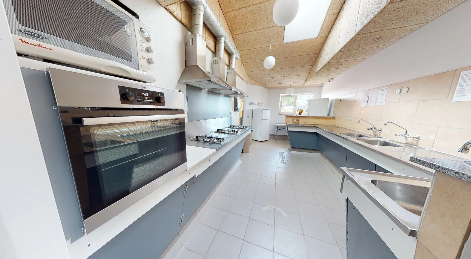 Shared kitchen with an oven, hotplates and a washing-up area