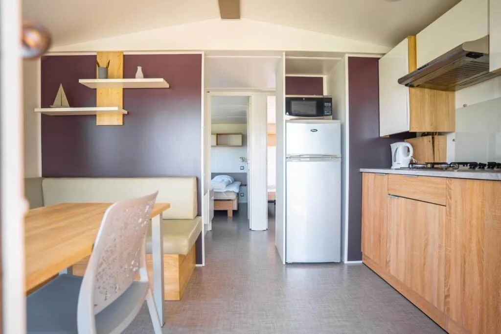 Køkken og kig mod soveværelse i TP75 mobile home